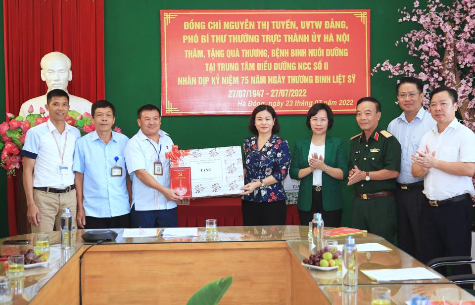 Lãnh đạo TP Hà Nội thăm, tặng quà các thương binh, bệnh binh